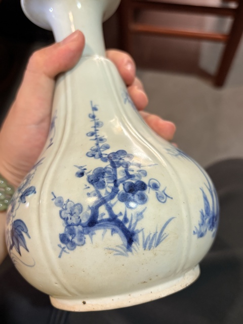 古玩陶瓷日本明治青花花卉紋撇口瓶真品鑒賞圖