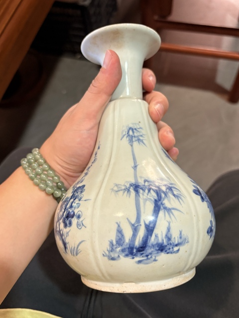 古玩陶瓷日本明治青花花卉紋撇口瓶真品鑒賞圖