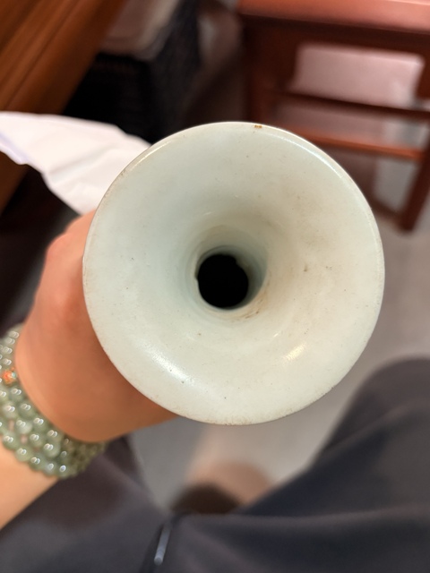 古玩陶瓷日本明治青花花卉紋撇口瓶真品鑒賞圖