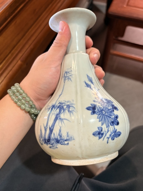 古玩陶瓷日本明治青花花卉紋撇口瓶真品鑒賞圖