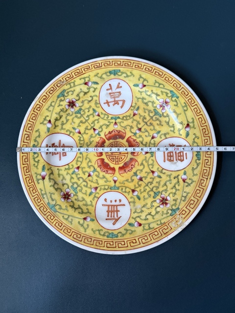 古玩陶瓷民國·黃地粉彩萬壽無疆大盤拍賣,當(dāng)前價格1000元