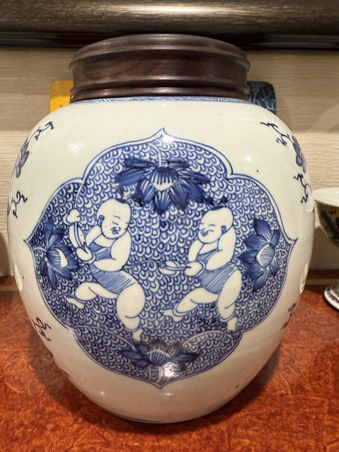 古玩陶瓷連生貴子圖青花罐真品鑒賞圖