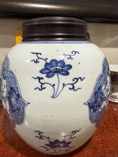 古玩陶瓷連生貴子圖青花罐真品鑒賞圖