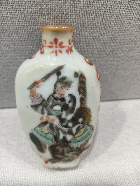 古玩陶瓷鼻煙壺真品鑒賞圖