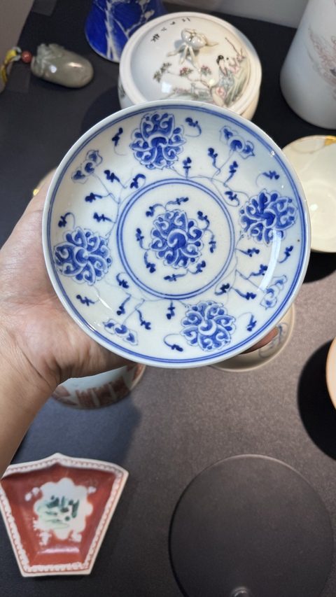古玩陶瓷青花纏枝花卉紋盤真品鑒賞圖