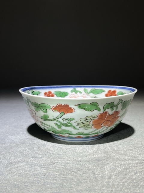 古玩陶瓷青花五彩花卉紋茶碗真品鑒賞圖