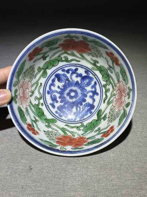 古玩陶瓷青花五彩花卉紋茶碗真品鑒賞圖