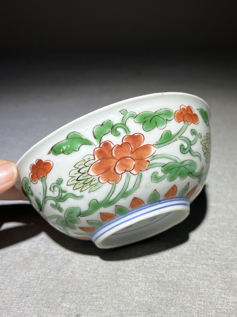 古玩陶瓷青花五彩花卉紋茶碗真品鑒賞圖