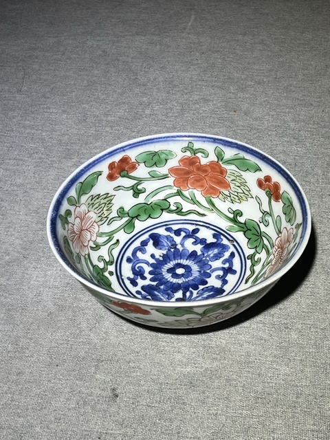 古玩陶瓷青花五彩花卉紋茶碗真品鑒賞圖