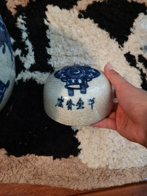 古玩陶瓷哥釉地青花罐真品鑒賞圖