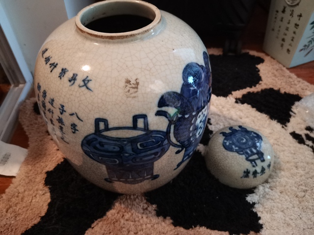 古玩陶瓷哥釉地青花罐真品鑒賞圖