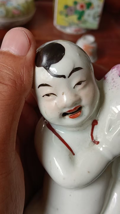古玩陶瓷白釉童子瓷像真品鑒賞圖