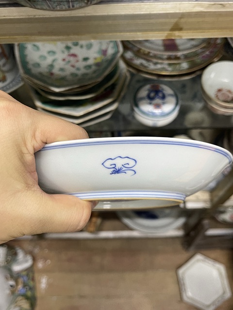 古玩陶瓷花卉紋青花盤真品鑒賞圖