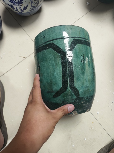 古玩陶瓷綠釉刻花罐真品鑒賞圖
