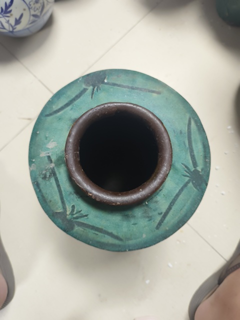 古玩陶瓷綠釉刻花罐真品鑒賞圖