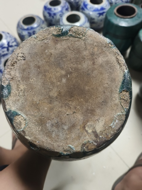 古玩陶瓷綠釉刻花罐真品鑒賞圖