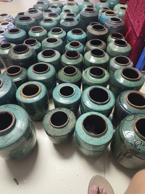 古玩陶瓷綠釉刻花罐真品鑒賞圖