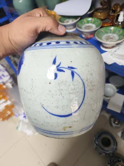 古玩陶瓷青花花卉紋罐真品鑒賞圖