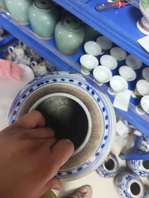 古玩陶瓷青花花卉紋罐真品鑒賞圖