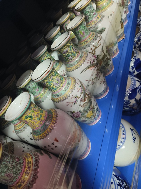 古玩陶瓷粉彩人物花卉紋盤口瓶真品鑒賞圖