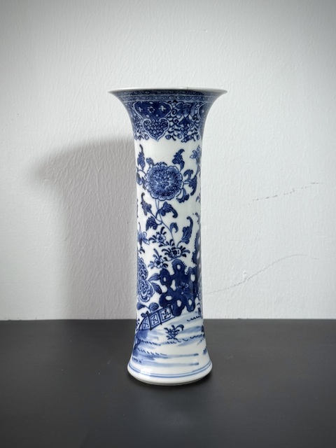 古玩陶瓷清乾隆·青花洞石庭院花卉紋花觚拍賣,當前價格2500元