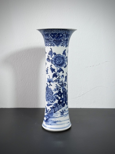 古玩陶瓷清乾隆·青花洞石庭院花卉紋花觚拍賣,當前價格2500元