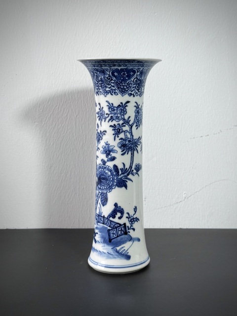 古玩陶瓷清乾隆·青花洞石庭院花卉紋花觚拍賣,當前價格2500元