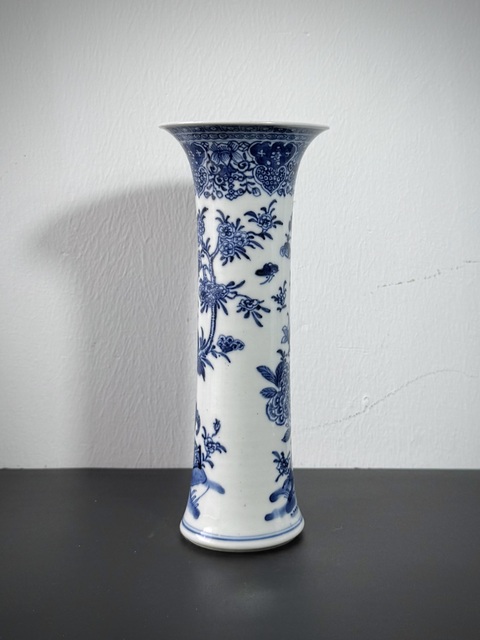 古玩陶瓷清乾隆·青花洞石庭院花卉紋花觚拍賣,當前價格2500元