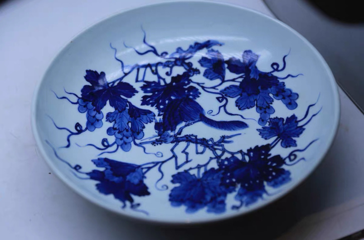 古玩陶瓷松鼠葡萄紋青花盤真品鑒賞圖