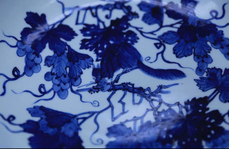 古玩陶瓷松鼠葡萄紋青花盤真品鑒賞圖