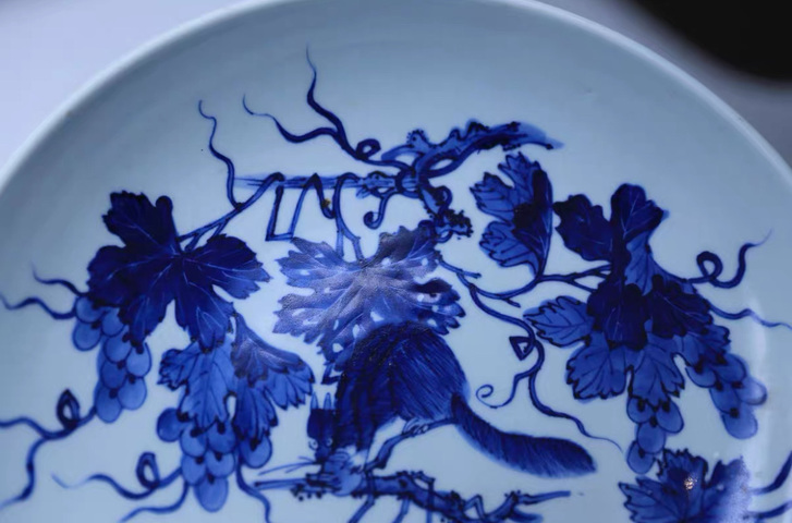 古玩陶瓷松鼠葡萄紋青花盤真品鑒賞圖
