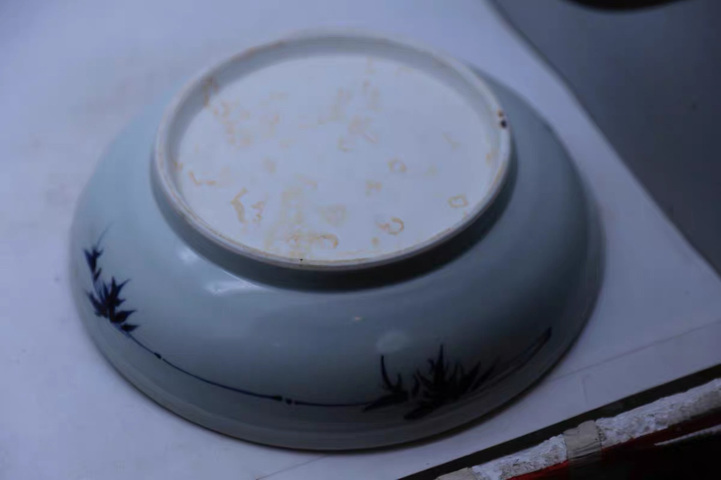 古玩陶瓷松鼠葡萄紋青花盤真品鑒賞圖
