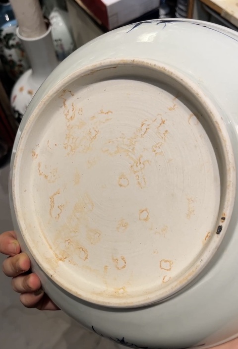 古玩陶瓷松鼠葡萄紋青花盤真品鑒賞圖