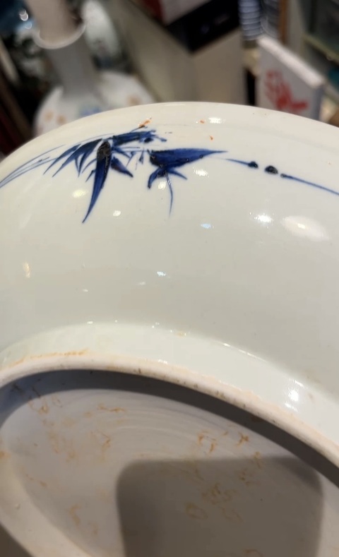 古玩陶瓷松鼠葡萄紋青花盤真品鑒賞圖