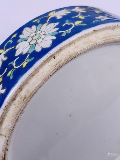 古玩陶瓷藍底粉彩花卉紋節盒真品鑒賞圖