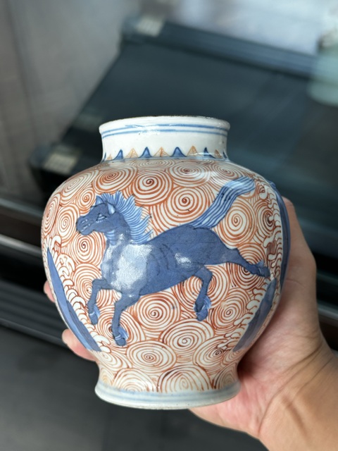 古玩陶瓷青花礬紅海馬紋罐真品鑒賞圖
