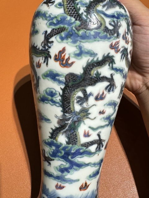 古玩陶瓷清末民國斗彩云龍趕珠紋瓶真品鑒賞圖