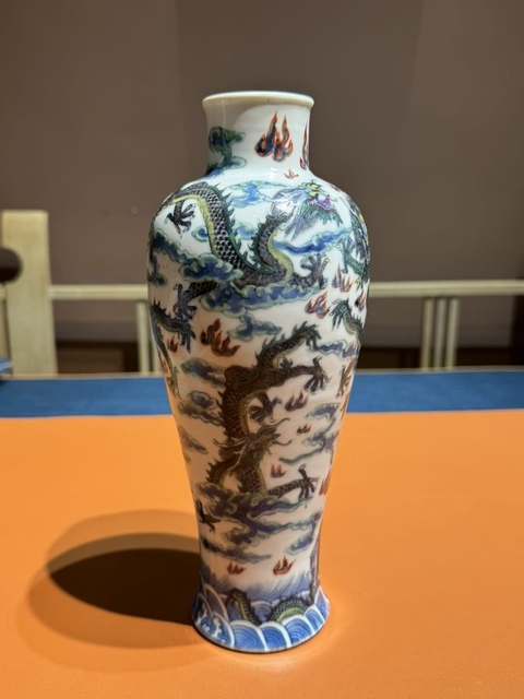 古玩陶瓷清末民國斗彩云龍趕珠紋瓶真品鑒賞圖