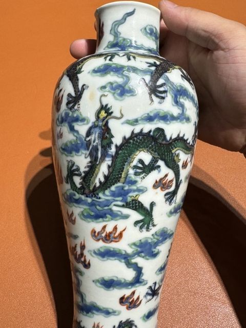 古玩陶瓷清末民國斗彩云龍趕珠紋瓶真品鑒賞圖