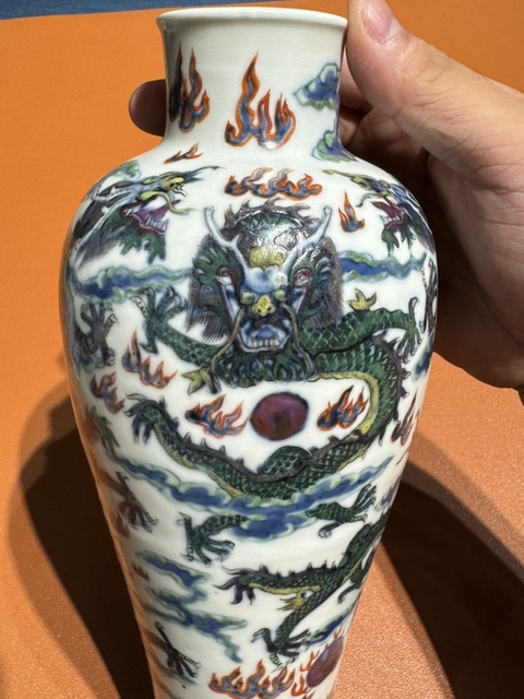 古玩陶瓷清末民國斗彩云龍趕珠紋瓶真品鑒賞圖