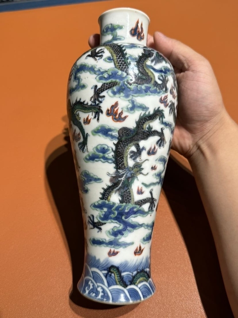 古玩陶瓷清末民國斗彩云龍趕珠紋瓶真品鑒賞圖
