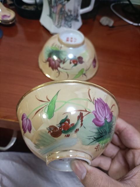 古玩陶瓷民國黃地粉彩滿池矯紋茶碗拍賣，當(dāng)前價(jià)格2888元
