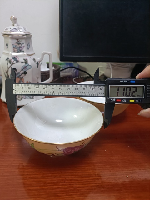 古玩陶瓷民國黃地粉彩滿池矯紋茶碗拍賣，當(dāng)前價(jià)格2888元