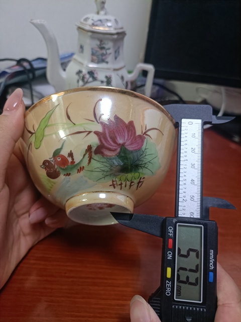 古玩陶瓷民國黃地粉彩滿池矯紋茶碗拍賣，當(dāng)前價(jià)格2888元