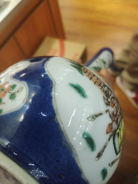 古玩陶瓷清晚期藍(lán)釉地開窗五彩人物長頸瓶真品鑒賞圖
