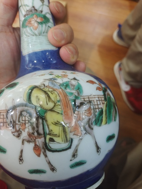 古玩陶瓷清晚期藍(lán)釉地開窗五彩人物長頸瓶真品鑒賞圖
