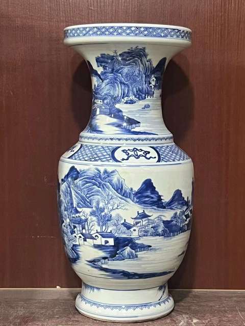 古玩陶瓷山水紋青花盤口瓶真品鑒賞圖
