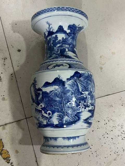 古玩陶瓷山水紋青花盤口瓶真品鑒賞圖