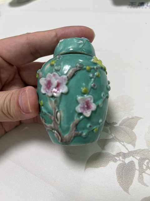 古玩陶瓷松石綠地粉彩堆塑梅花紋蓋罐真品鑒賞圖