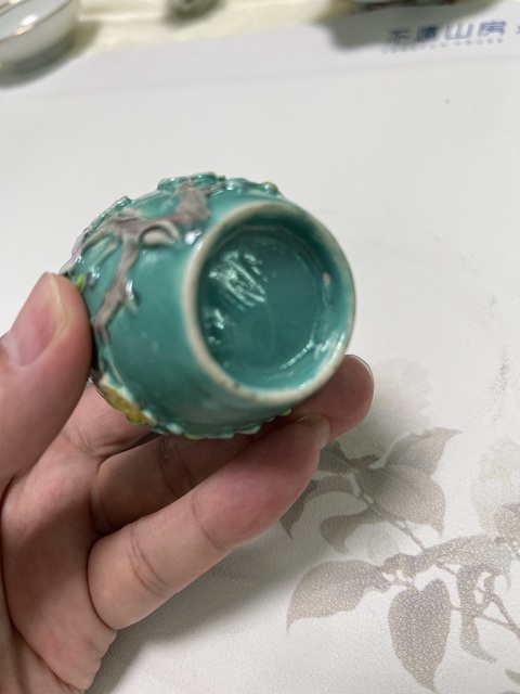 古玩陶瓷松石綠地粉彩堆塑梅花紋蓋罐真品鑒賞圖